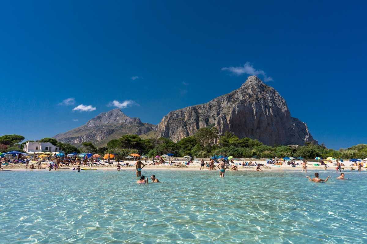 Scatto panoramico del centro storico di San Vito Lo Capo, con vicoli fioriti e la chiesa madre sullo sfondo, atmosfera mediterranea