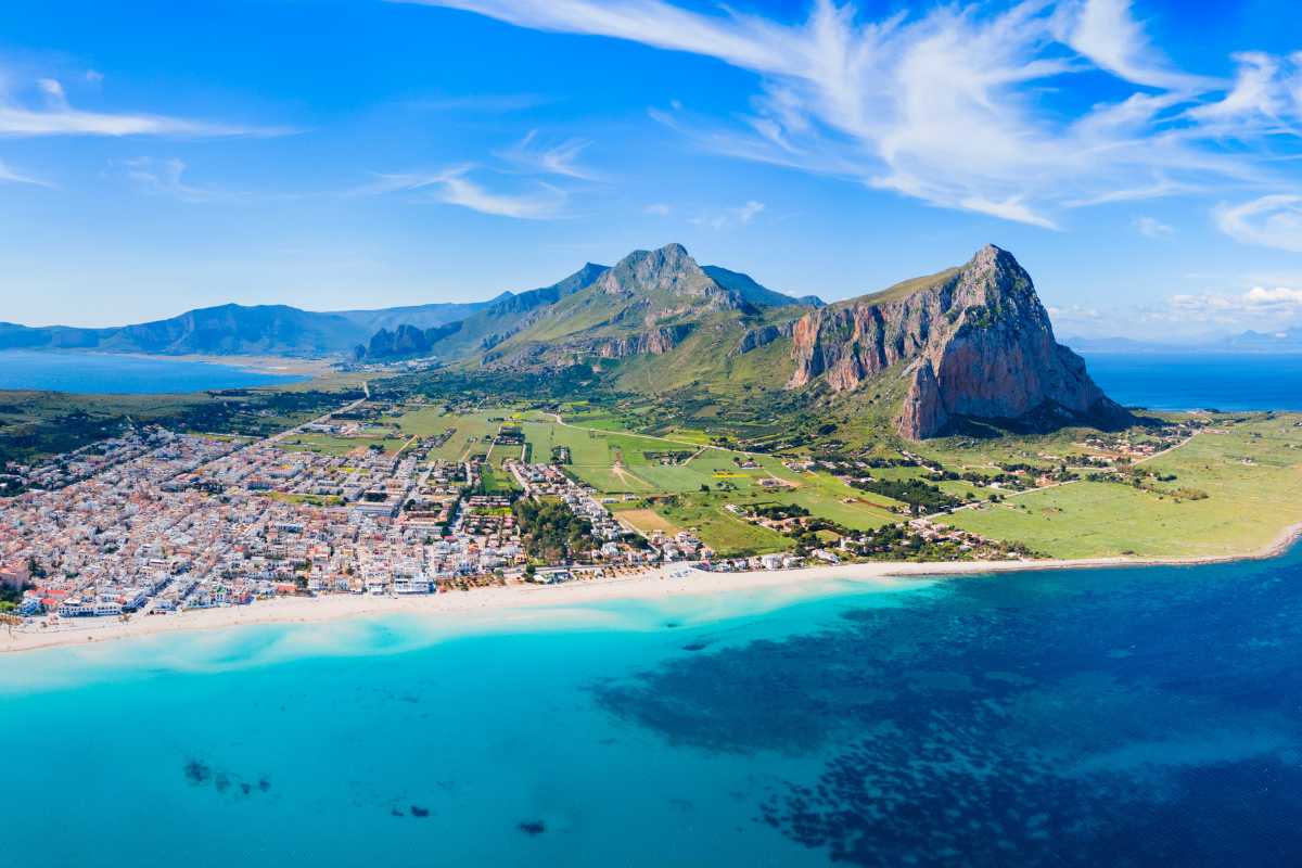Sentiero panoramico nella Riserva dello Zingaro vicino San Vito Lo Capo, con mare turchese, macchia mediterranea e escursionisti